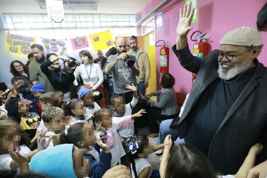 Jorge Aragão visita escola pública que estudou na infância