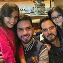 Luciano Camargo com os filhos Nathan, Helena e Isabella — Foto: Instagram