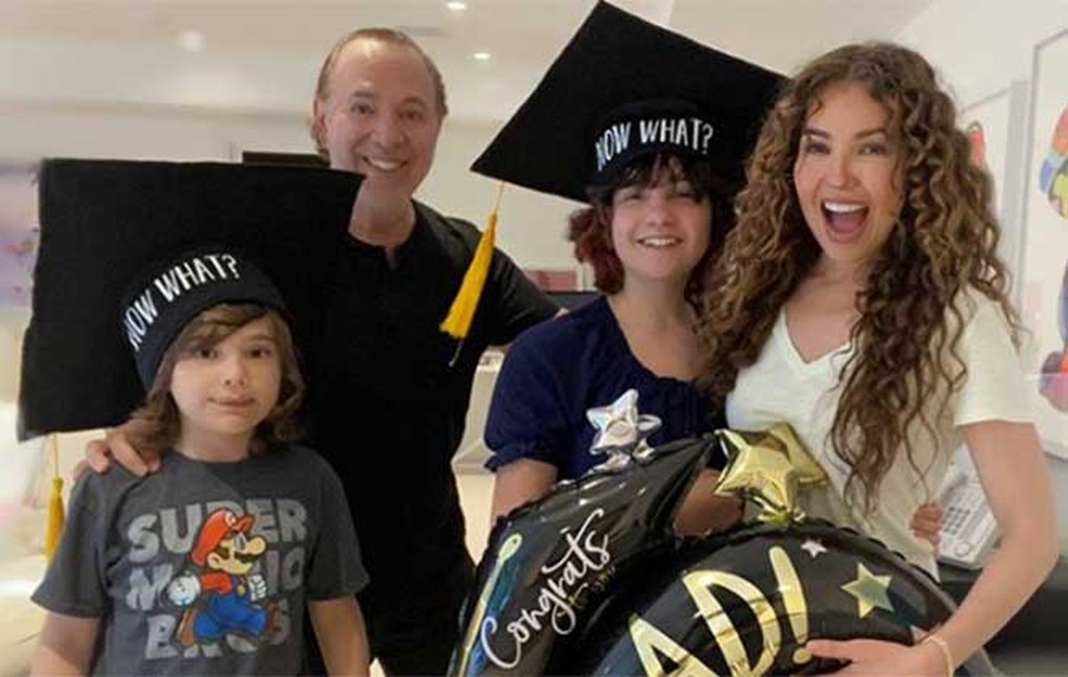 Thal&iacute;a com fam&iacute;lia &mdash; Foto: Reprodu&ccedil;&atilde;o/ Instagram