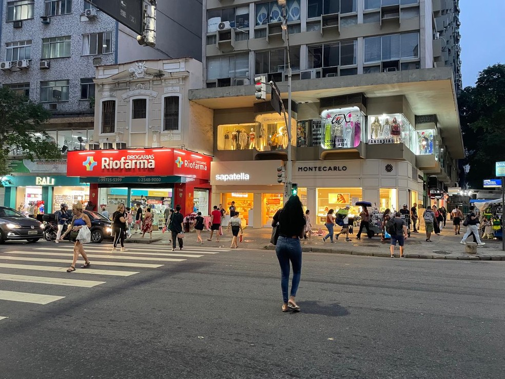 Esquina da Avenida Nossa Senhora de Copacabana com Rua Santa Clara, onde duas pessoas sofreram choque elétrico durante temporal — Foto: Madson Gama