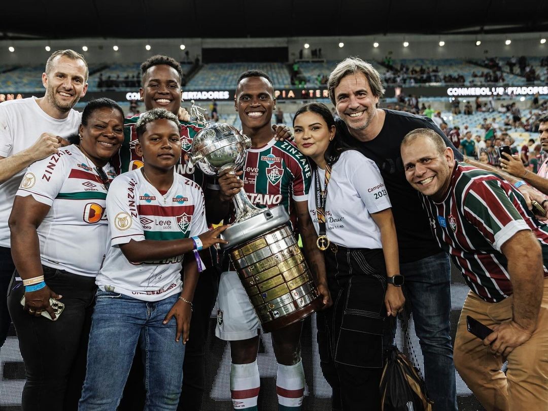 Jhon Arias comemora o título da Libertadores ao lado de amigos e familiares — Foto: Reprodução