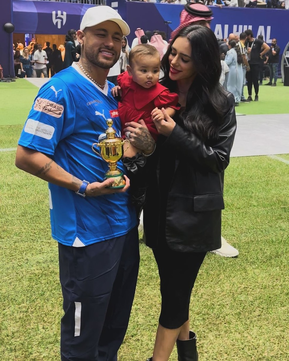 Neymar, Gabily e Bruna Biancardi em jogo na Arábia Saudita — Foto: Reprodução/Instagram