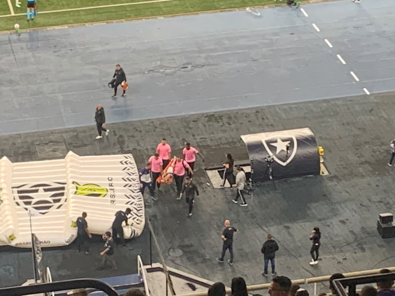 Bruno Duarte, do Vasco, é substituído no clássico contra o Botafogo após sentir falta de ar e cair desacordado no gramado