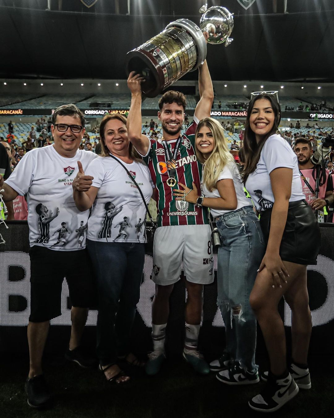 Martinelli com sua namorada, seu pai, sua mãe e sua irmã — Foto: Reprodução