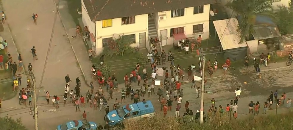 Menino morre baleado em Maricá; e moradores fazem protesto — Foto: Reprodução/TV Globo