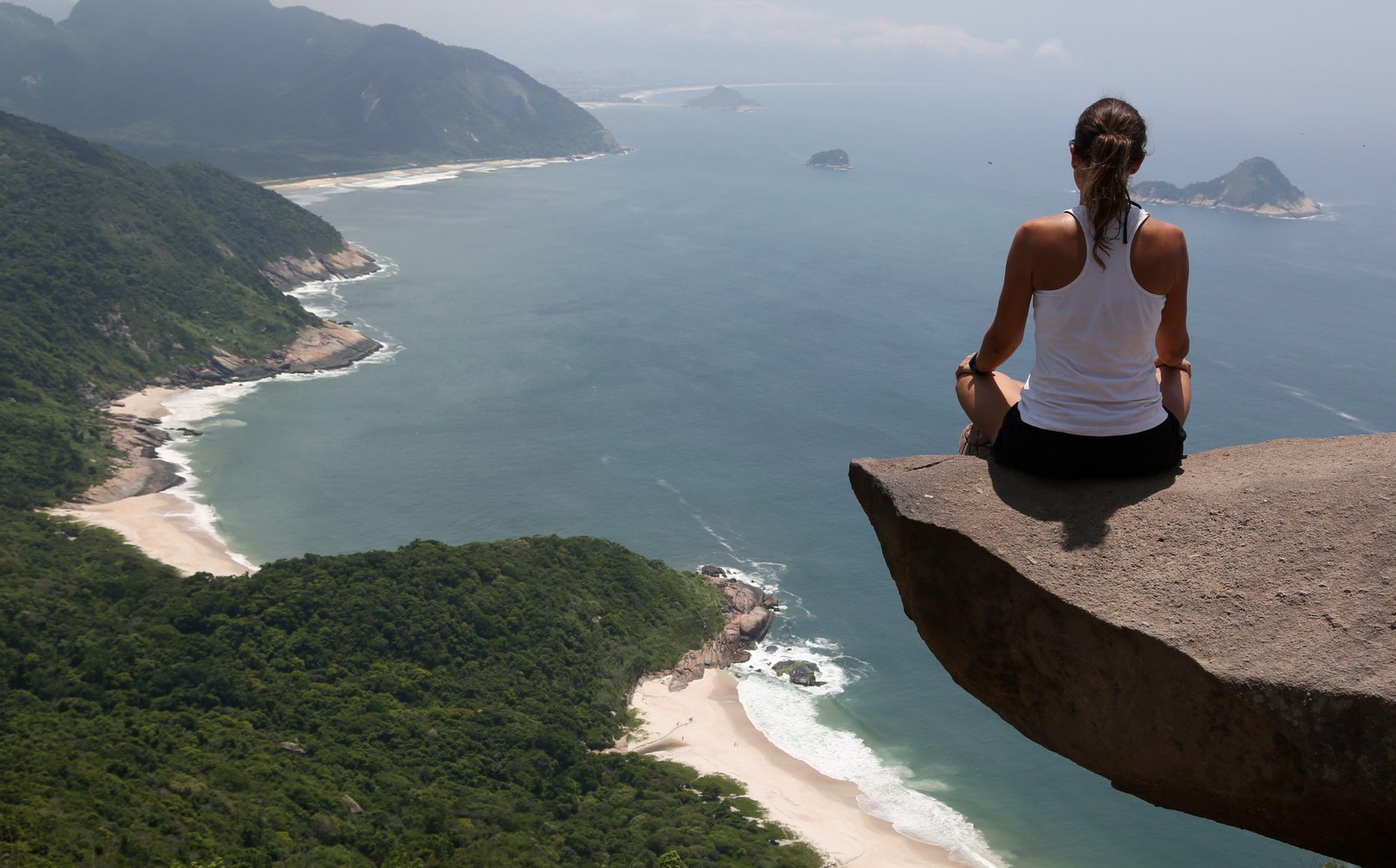 Alguns visitantes preferem transmitir a paz de estar nas alturas — Foto: Custodio Coimbra/Agência O Globo