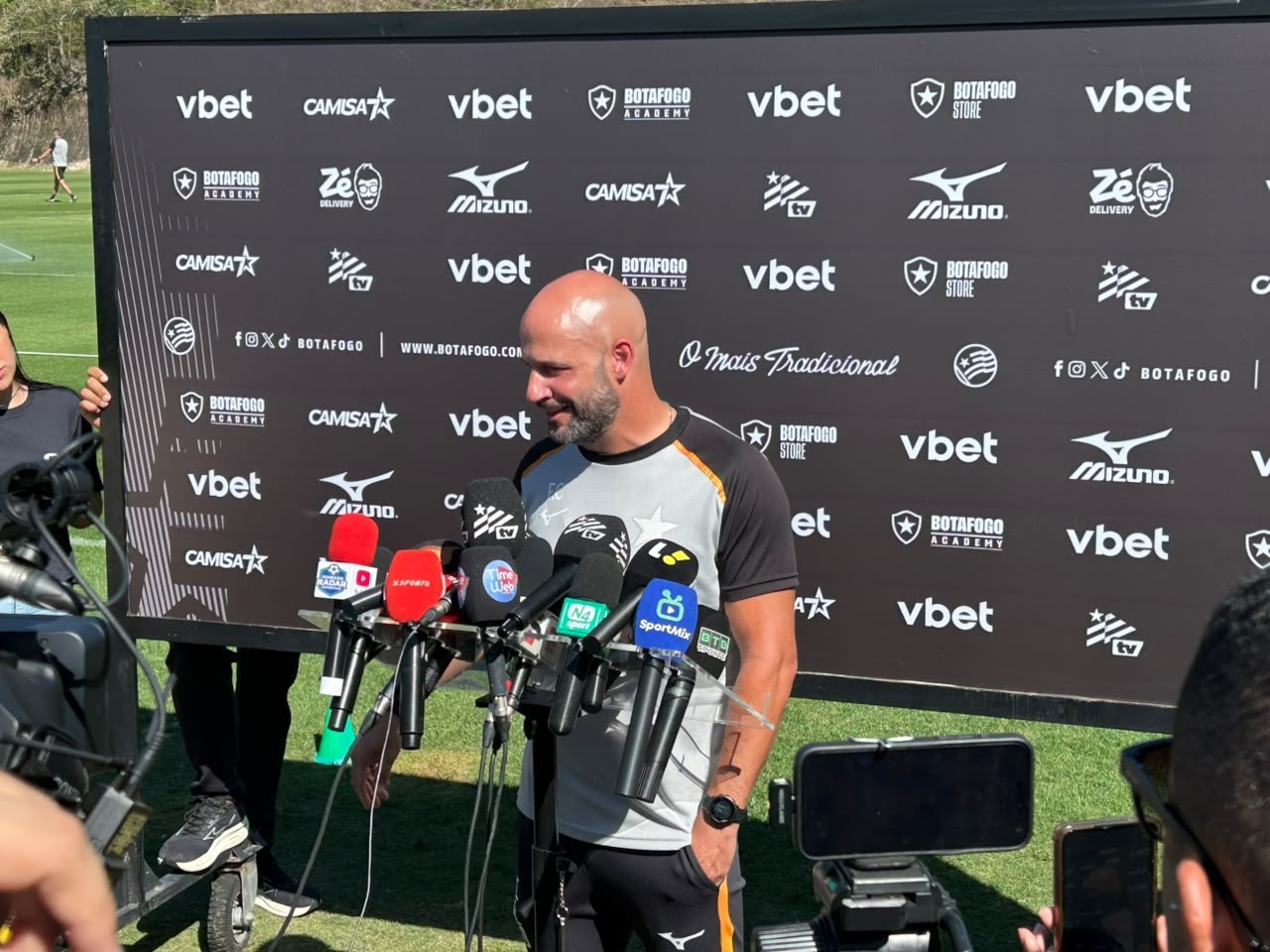 Franclim Carvalho projeta saídas para desinchar elenco do Botafogo e pede reforços: 