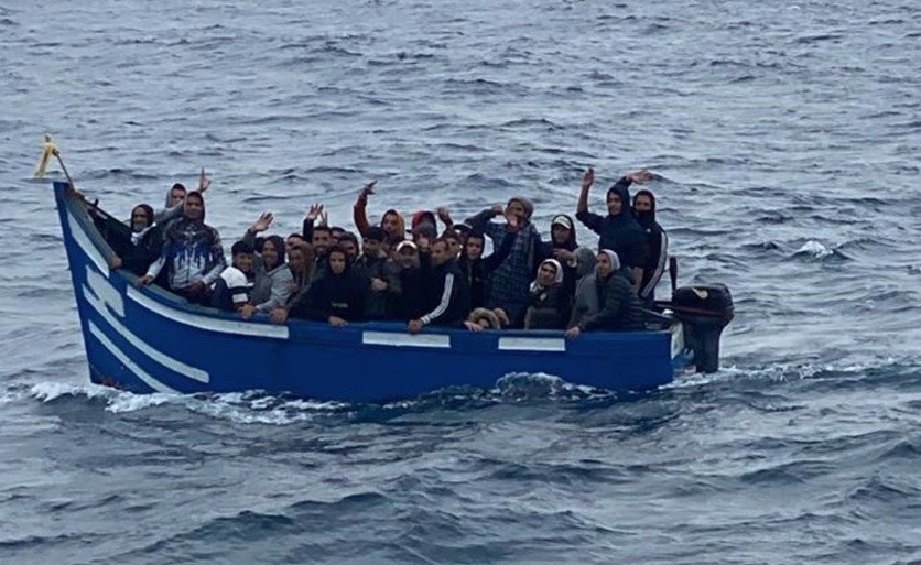 Cenas de violência chocam a bordo de barcos com imigrantes: estupro coletivo e bebê jogado ao mar