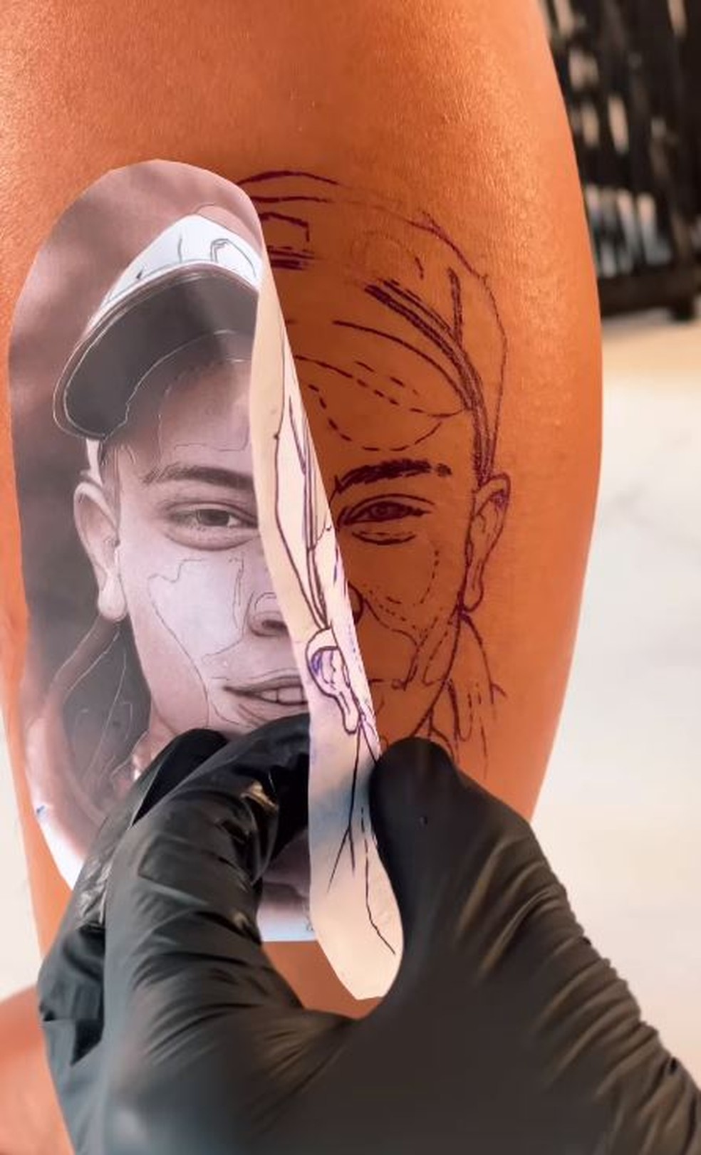 Mãe de MC Ryan tatua o rosto do filho caçula na perna  — Foto: reprodução/ instagram