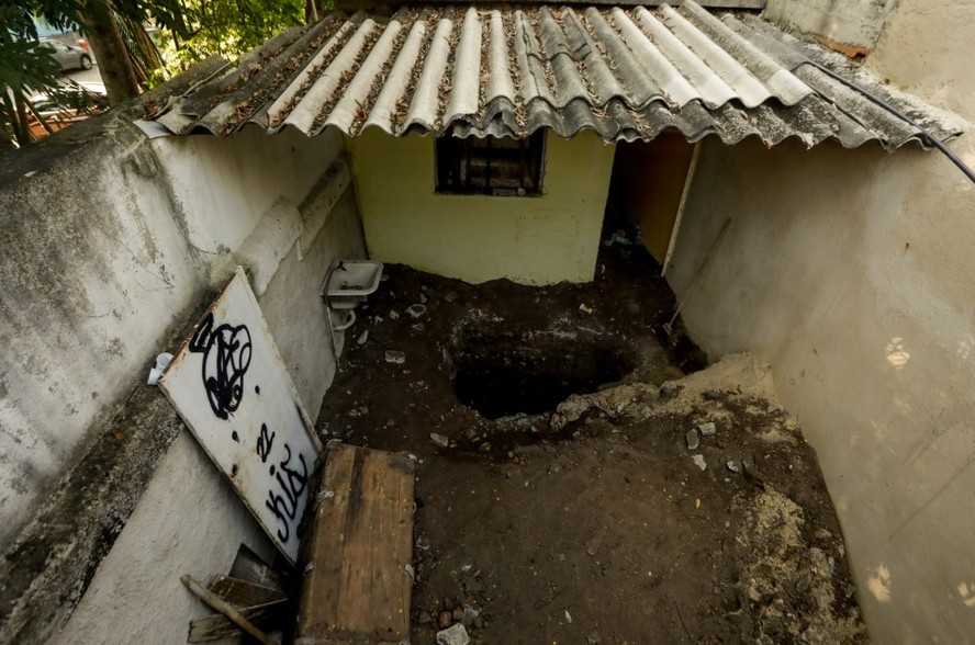 Casa onde o corpo do ator Jeff Machado foi desenterrado, na rua Itueira, em Campo Grande . O baú onde estava o corpo ainda permanece no local