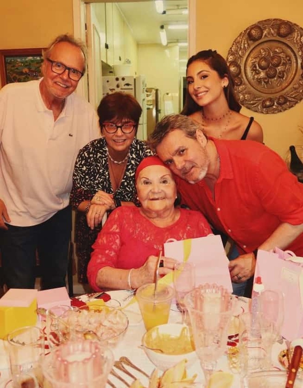 Estrela dos anos 80, Lídia Brondi reaparece em foto rara em família