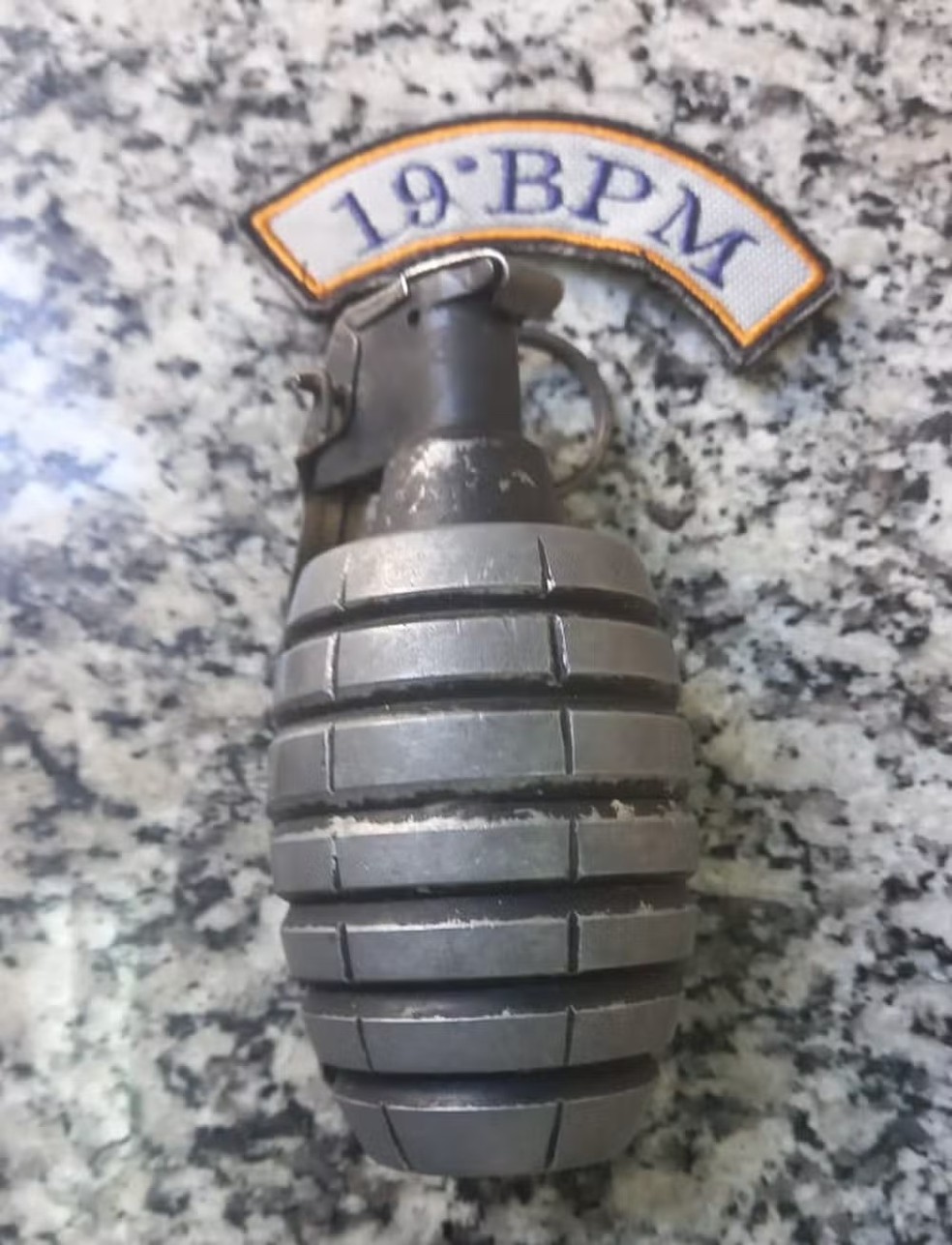 Granada encontrada com o assaltante em Copacabana, na Zona Sul do Rio — Foto: Divulgação/PMERJ