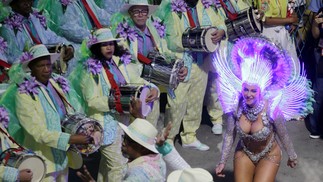 Paolla Oliveira, rainha de bateria da Grande Rio — Foto: Domingos Peixoto / Agência O Globo