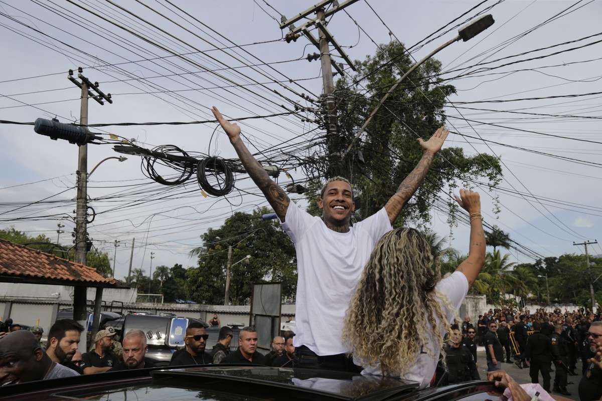 MC Poze do Rodo é libertado e deixa presídio em Bangu recebido por multidão de fãs