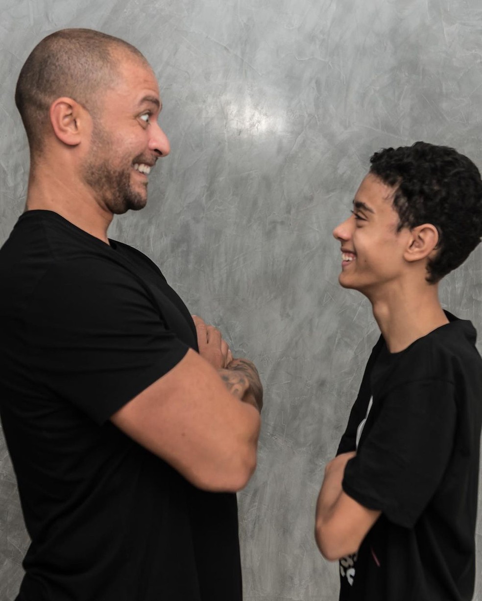 Diogo Nogueira e o filho, Davi: sambista não sabe se será pai novamente — Foto: Reprodução de Instagram