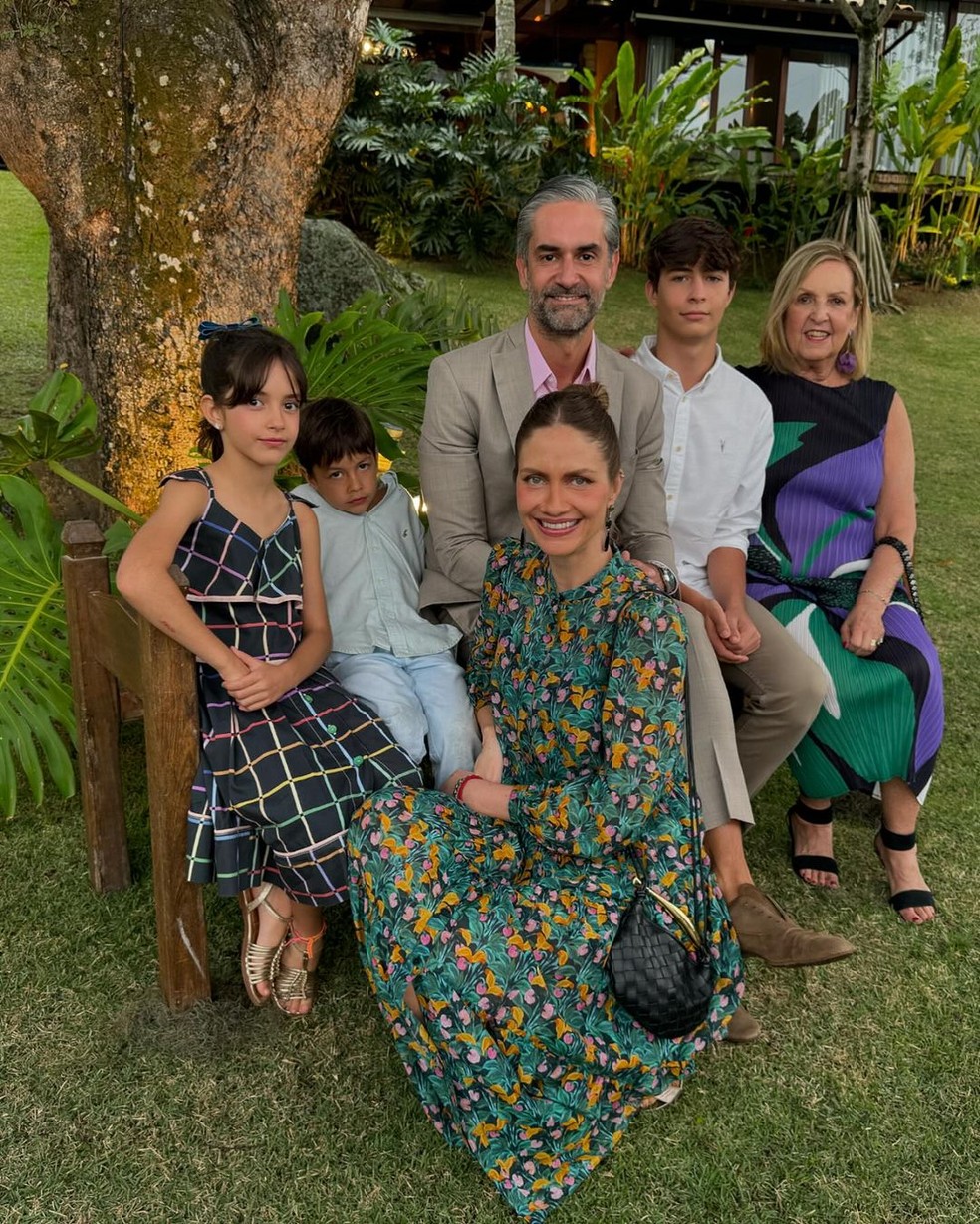 A ex-modelo Ana Cláudia Michels e a família — Foto: reproduçao
