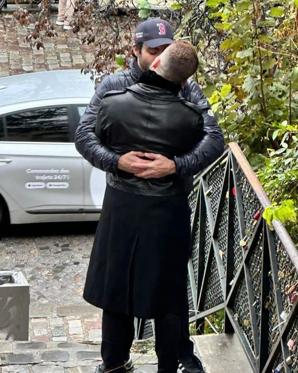Thales Bretas é visto aos beijos com empresário em Paris — Foto: Reprodução/Felipeh Campos