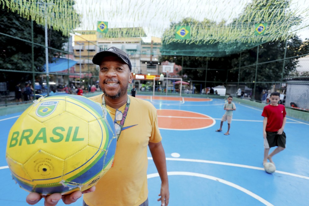 Carlão, tio de Rayan, na quadra onde o jogador começou no futebol — Foto: Marcelo Theobald/Agência O Globo