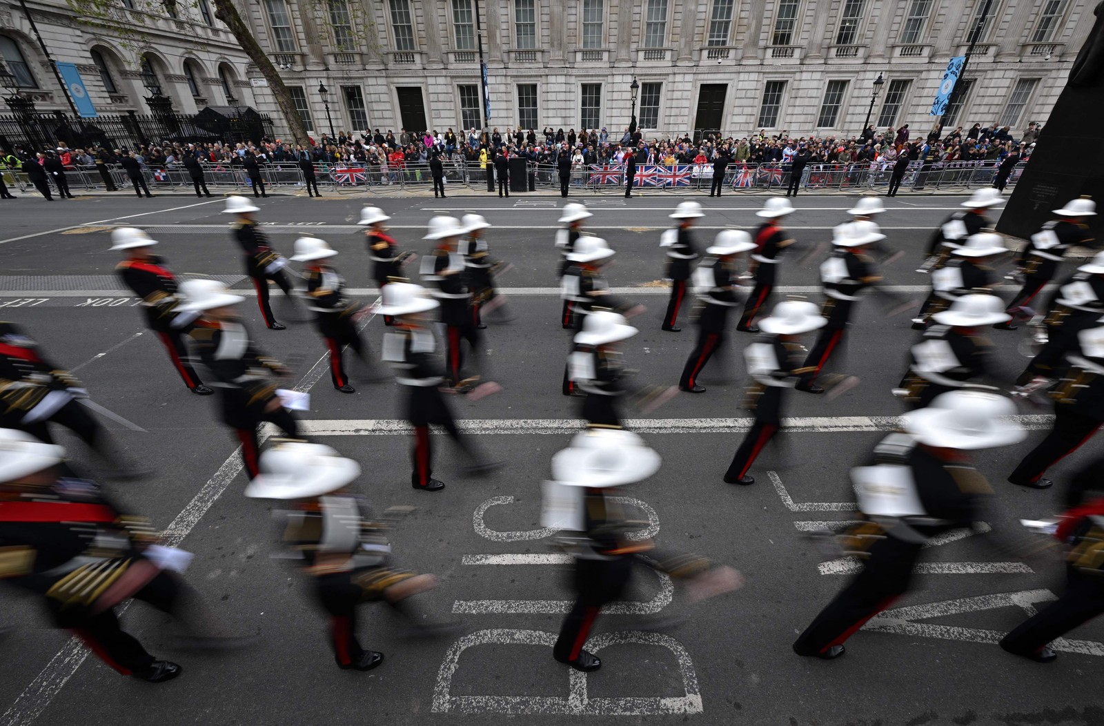 Membros das Forças Armadas britânicas marcham ao longo da rota da "Procissão do Rei", um trecho de dois quilômetros do Palácio de Buckingham à Abadia de Westminster, no centro de Londres, antes da coroação do rei Charles III  — Foto: LOIC VENANCE / AFP
