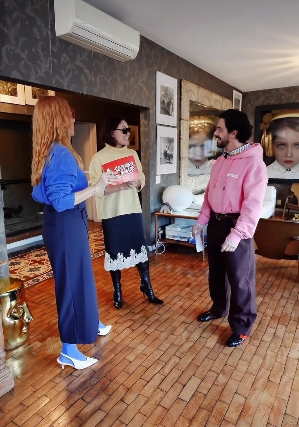 Carolina Ferraz com os  apresentadores em seu apartamento em São Paulo — Foto: reprodução/ instagram