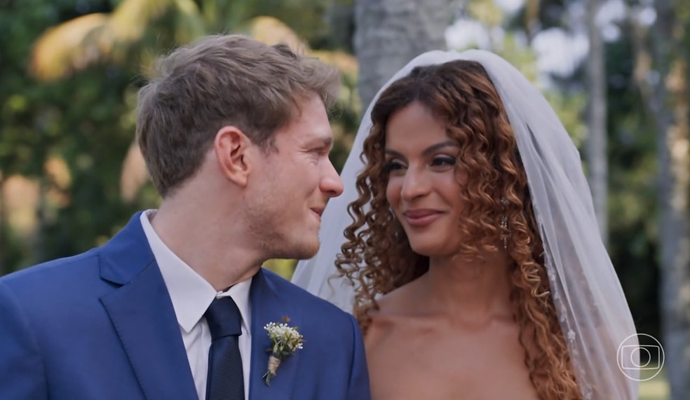 Casamento de Leonardo (Pedro Novaes) e Viviane (Gabriela Loran) em "Três Graças" — Foto: Reprodução/TV Globo
