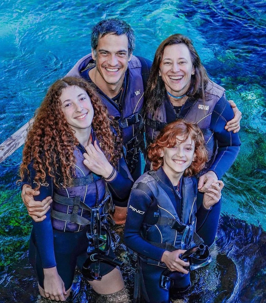 Separado, Mateus Solano posta viagem com os filhos e a ex-mulher, Paula  Braun