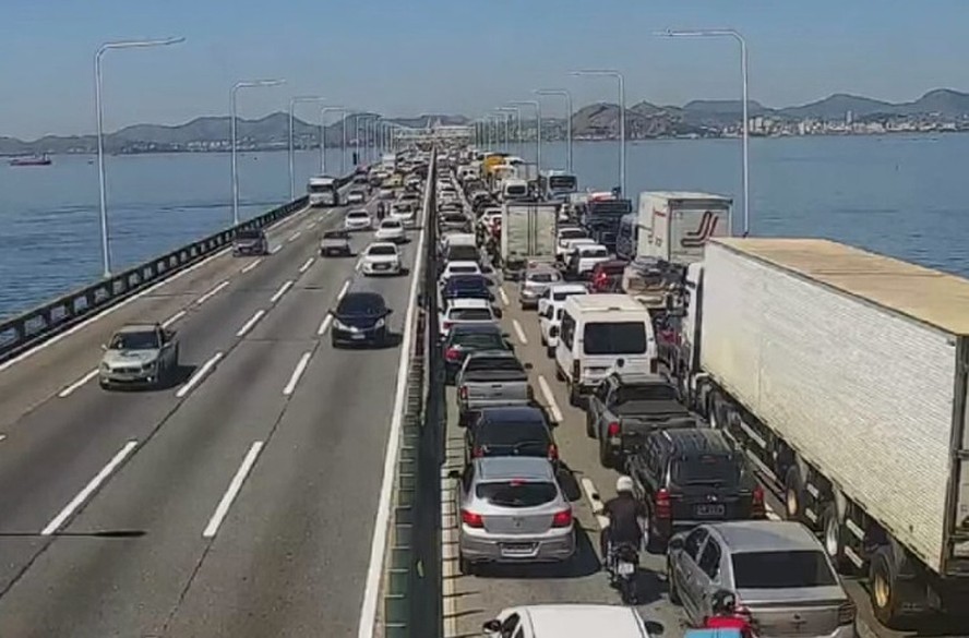 Engarrafamento na Ponte Rio-Niterói. Tempo de travessia chegou a uma hora