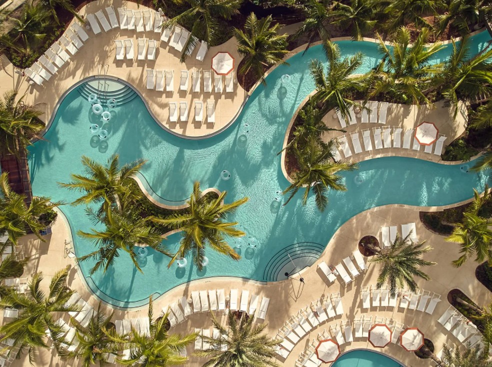 Piscina do resort Boca Raton na Flórida; local oferece pacotes exclusivos para a Copa do Mundo no valor de R$5 milhões — Foto: The Boca Raton Resort