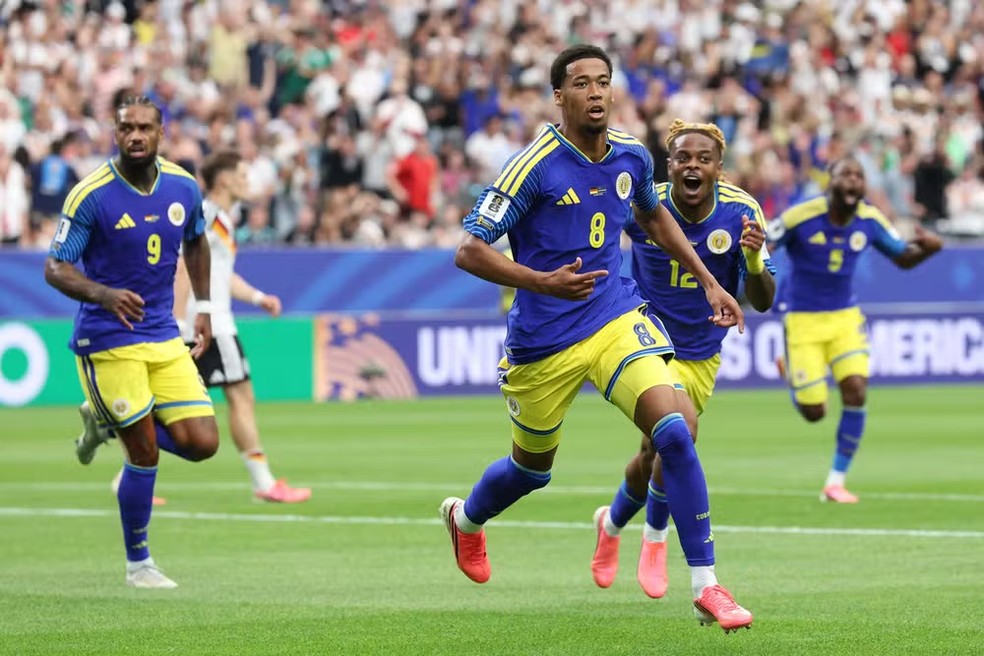Livano Comenencia marca o histórico gol contra a Alemanha — Foto: ALEXANDER HASSENSTEIN / GETTY IMAGES NORTH AMERICA / Getty Images via AFP