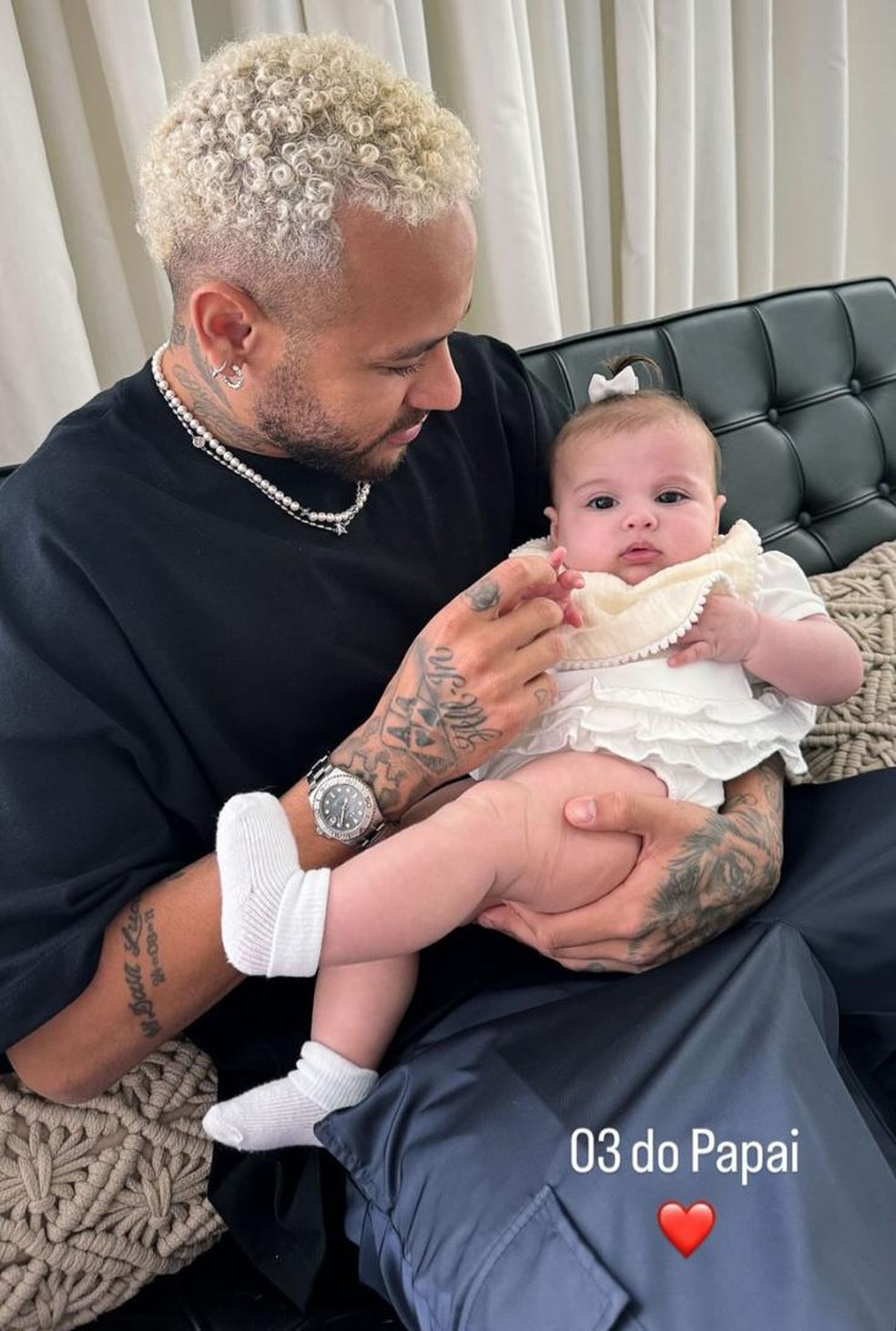 Neymar com a filha Helena no colo — Foto: reprodução/ instagram