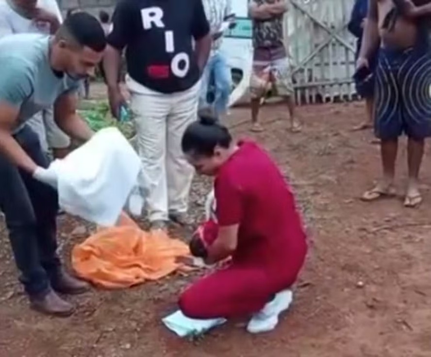 Bebê foi resgatado em terreno vazio e levado de helicóptero, em estado grave, para Belo Horizonte