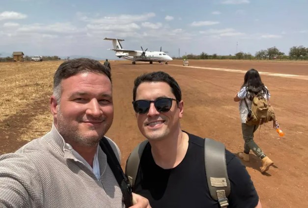 Ladrões se aproveitam da morte de casal em queda de helicóptero para invadir casa e roubar carros de luxo e obra de arte de R$ 2,6 milhões - QTU Questões do Universo
