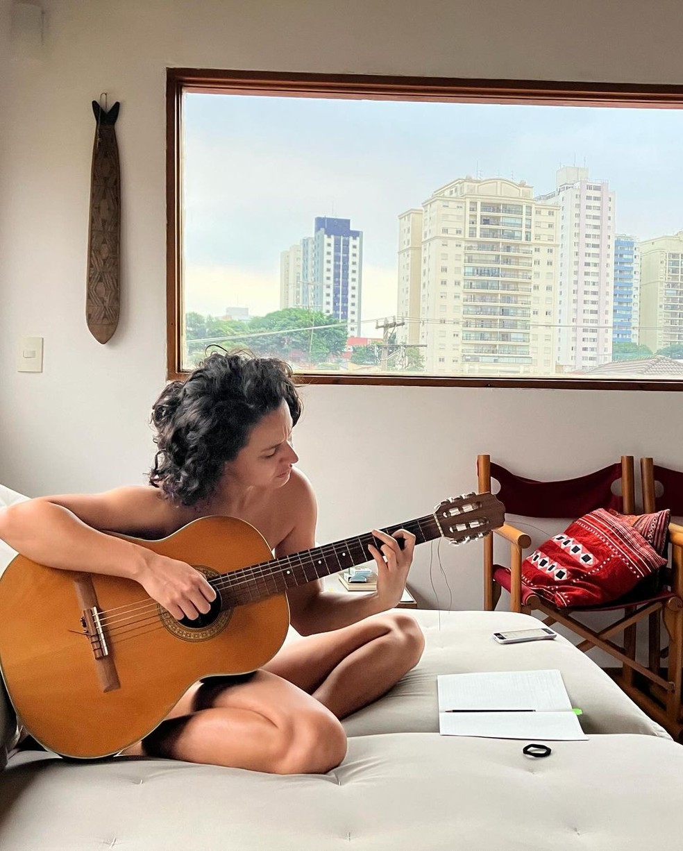 A diretora e roteirista Julia Anquier namora com a cantora Maria Beraldo — Foto: Reprodução/Instagram