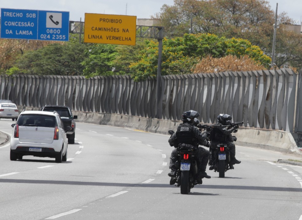 Policiais em motociletas durante operação na Linha Amarela — Foto: Fabiano Rocha / Agência O Globo