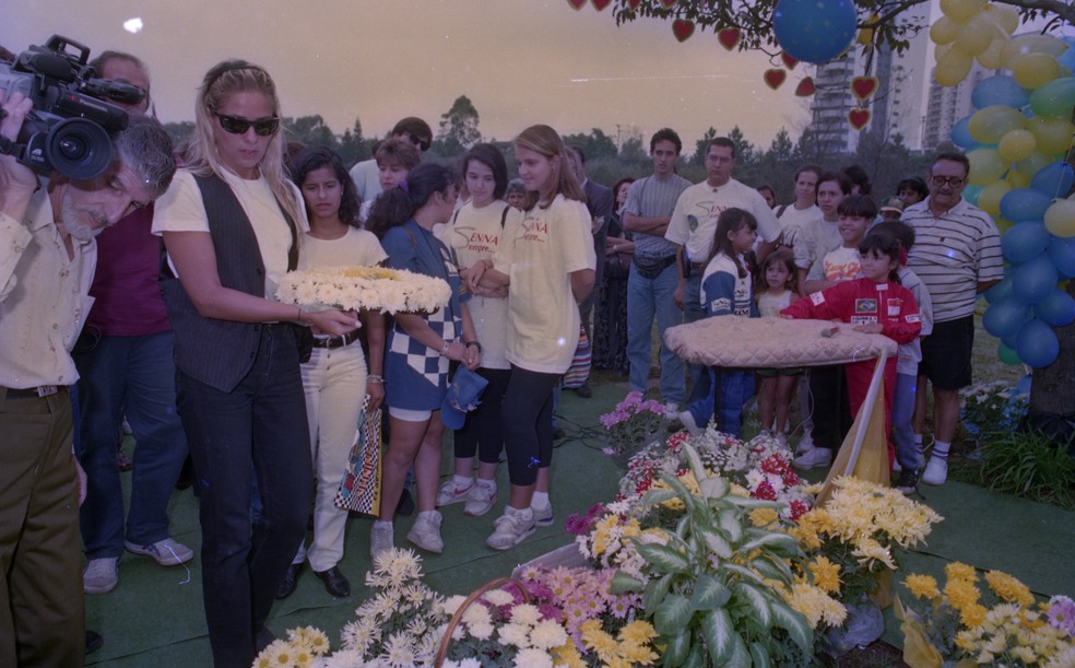 Em 1995, Adriane Galisteu diante do túmulo de Ayrton Senna, durante homenagem pelo seu aniversário — Foto: Daniel Augusto Jr. / Agência O Globo