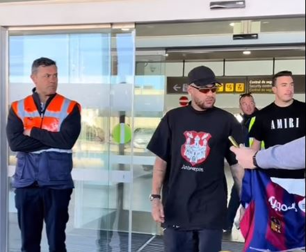 Neymar na chegada ao aeroporto em Barcelona — Foto: reprodução/ instagram
