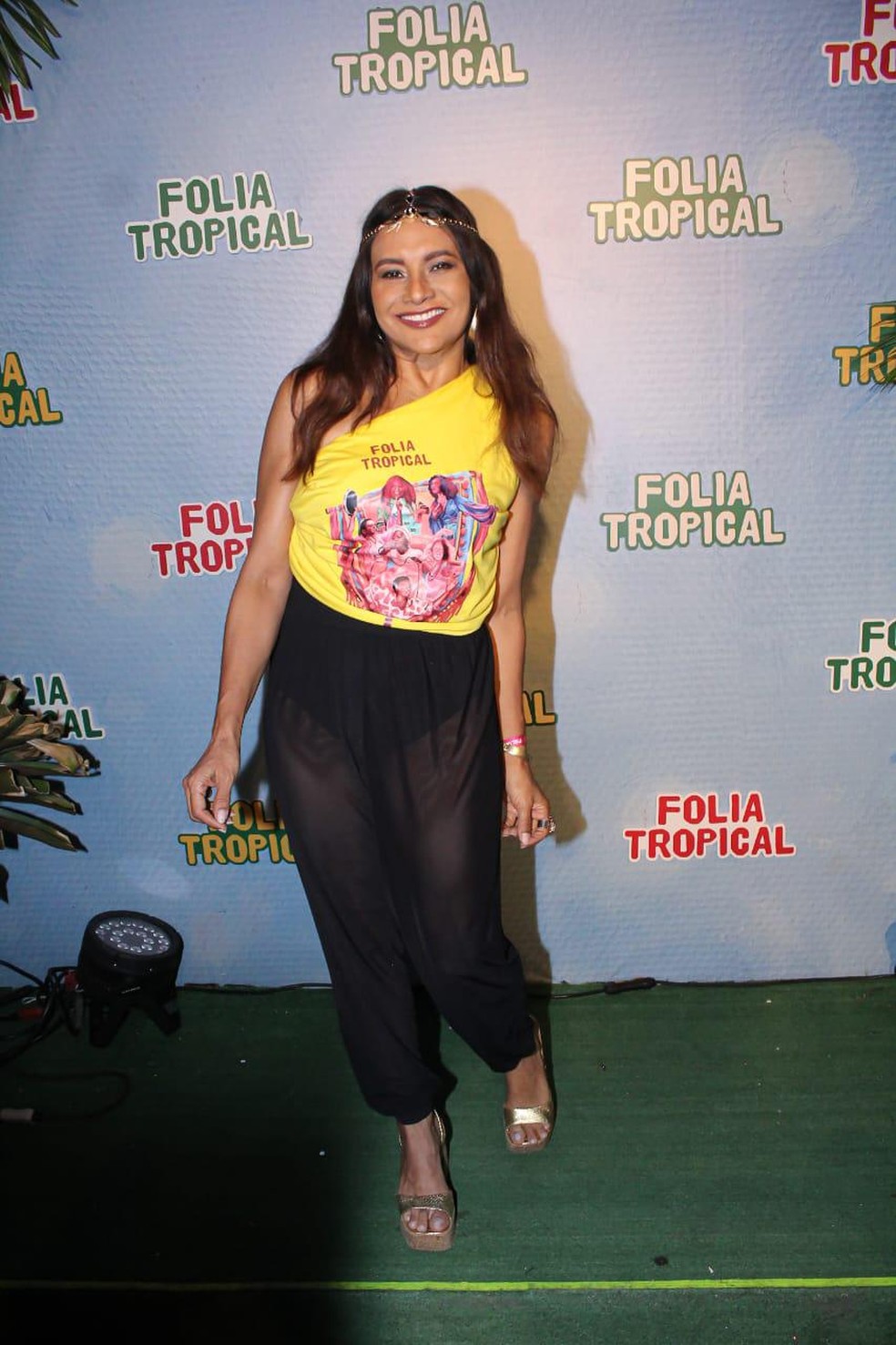 Dira Paes usa transparência para curtir desfile em camarote da Sapucaí