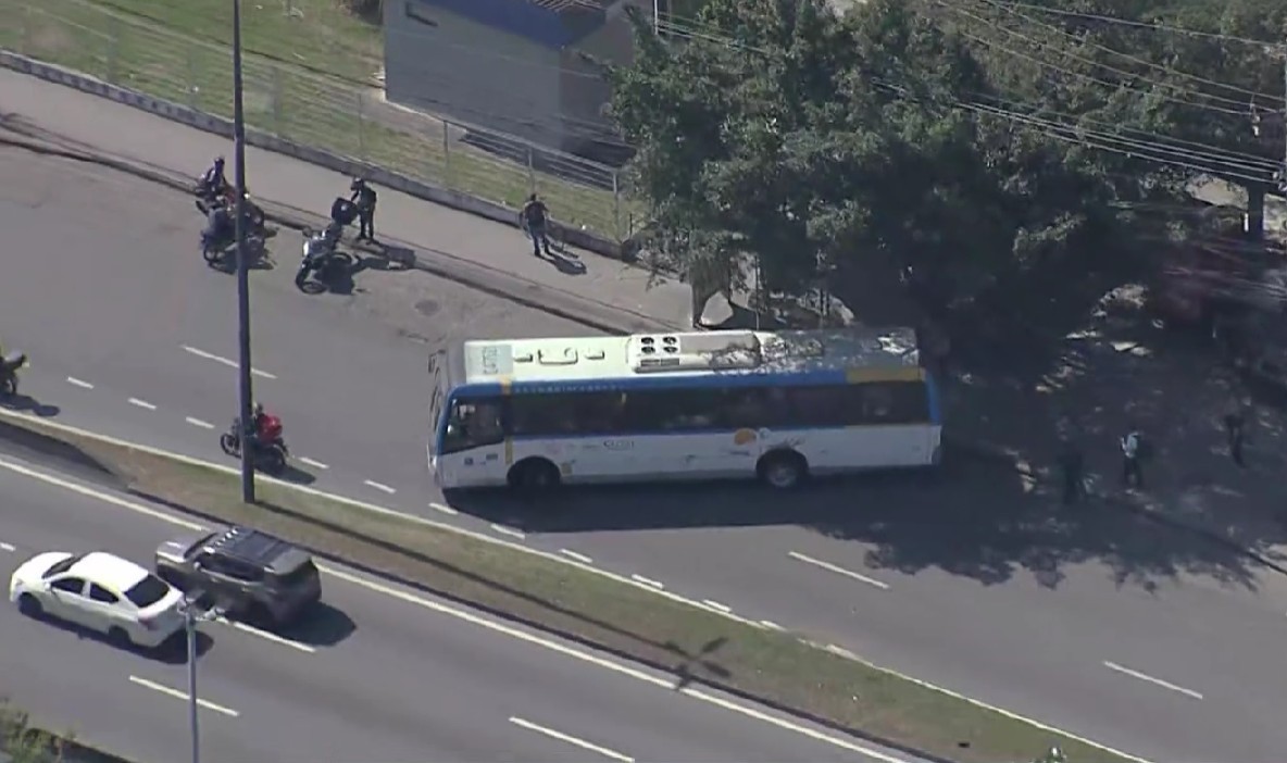 Rio de Janeiro: Ônibus viram barricadas e fecham vias em resposta a operação policial