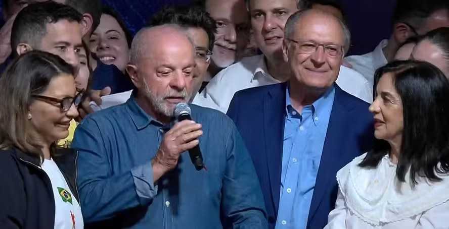 Lula agradece 'juventude brasileira' e ataca big techs em discurso da vitória