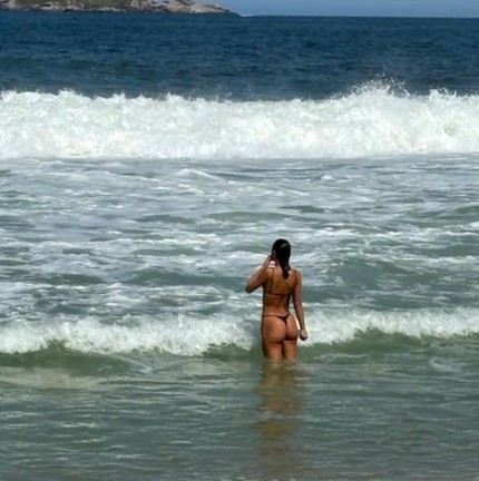 Bruna Marquezine curte praia em S&atilde;o Conrado, no Rio &mdash; Foto: Reprodu&ccedil;&atilde;o/Instagram