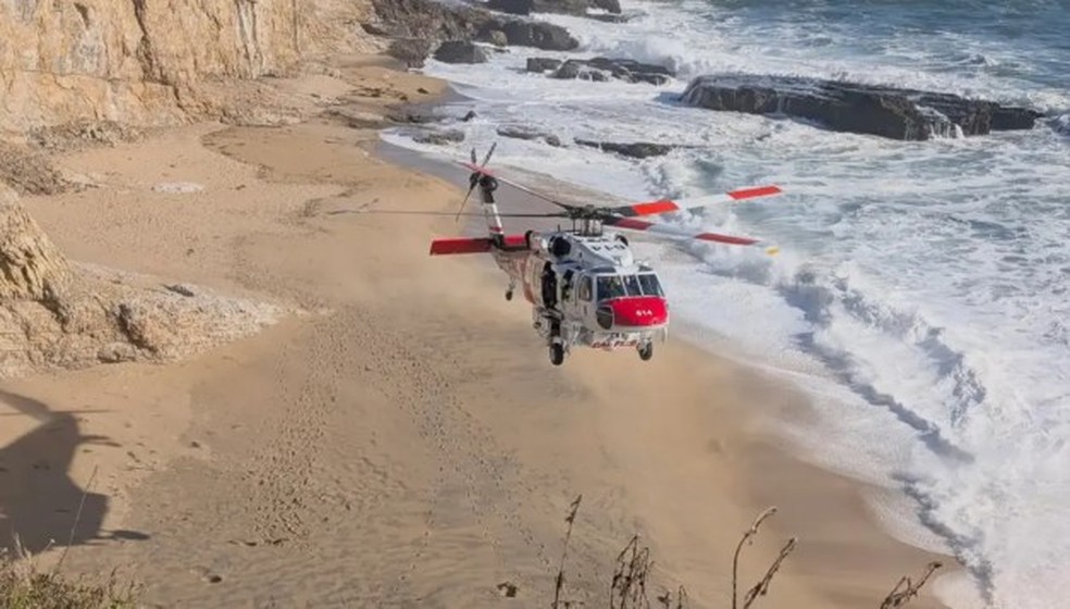 Local onde Harshita Nair e Mahial Sranforam arrastadas para o mar por ondas — Foto: Reprodução/Facebook(CALFIRECZUSanMateoSantaCruz)