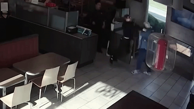 Idosa morre de ataque cardíaco após briga em cafeteria nos EUA; família denuncia injustiça