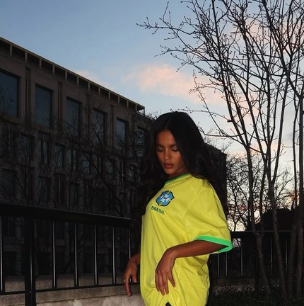 bella Campos, de Vale Tudo, com camisa da Sele&ccedil;&atilde;o Brasileira &mdash; Foto: Reprodu&ccedil;&atilde;o