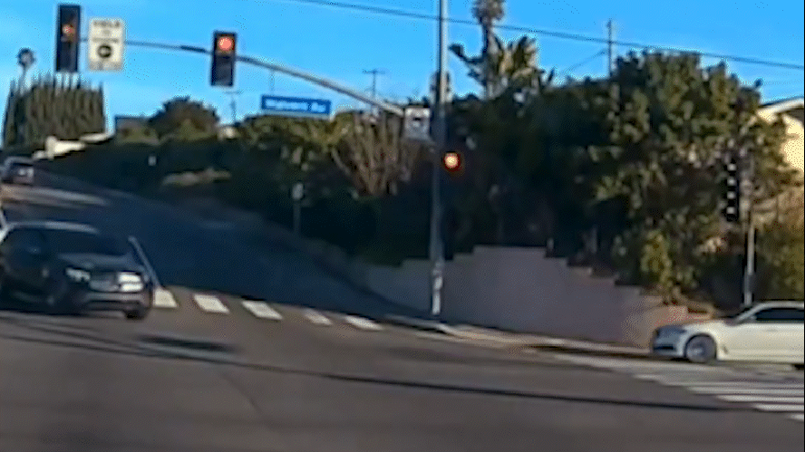 Bebê cai de carro em movimento e quase é atropelado em rua na Califórnia