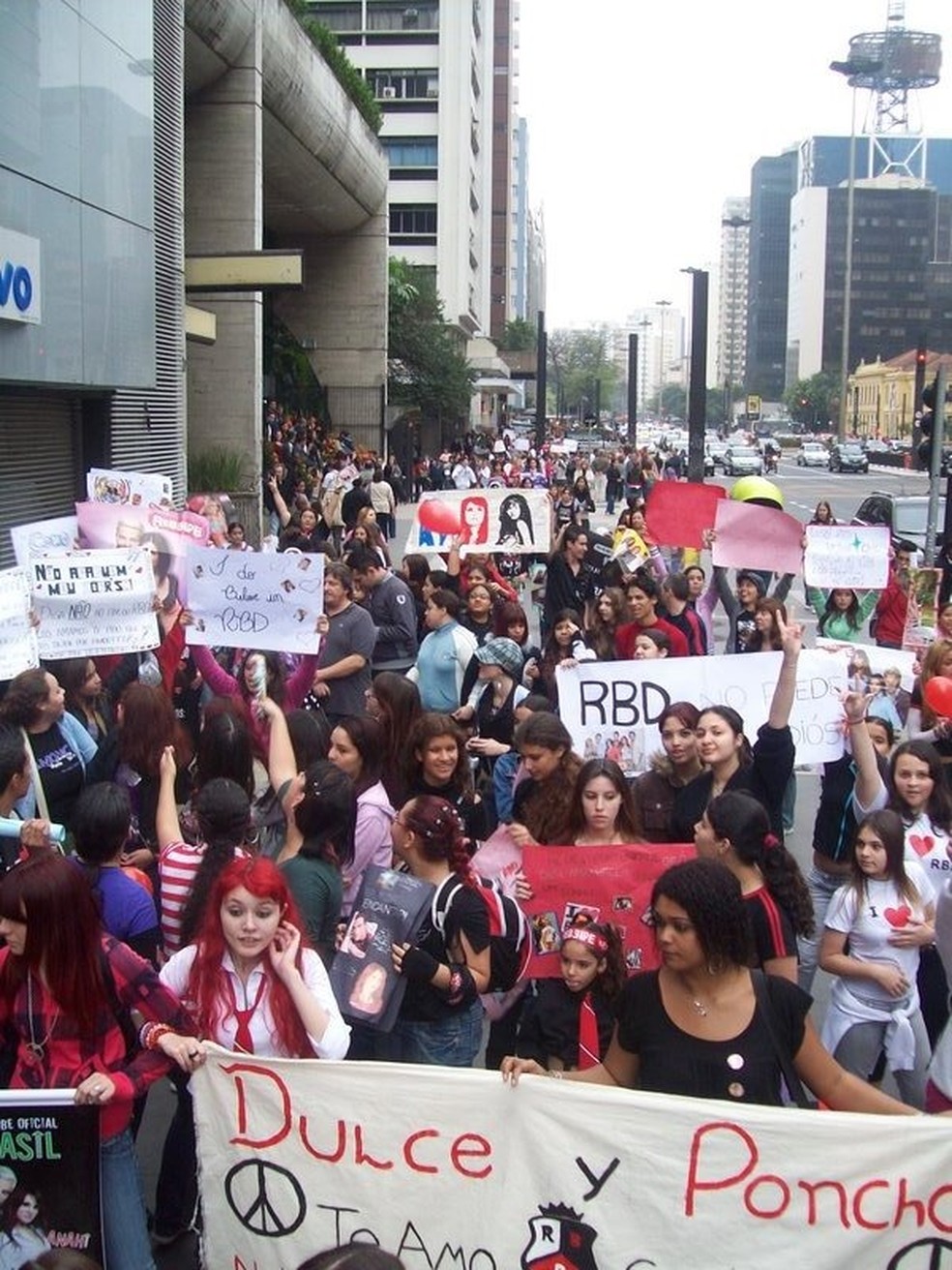 Fãs de RBD fazem passeata contra o fim do grupo — Foto: reprodução