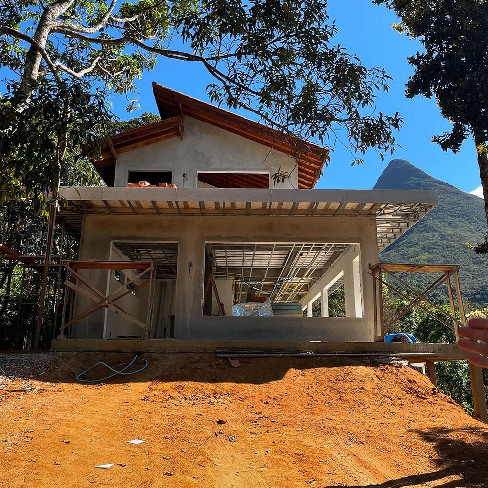 Angelo Paes Leme e Anna Sophia Folch mostram casa nova na Serra do Rio — Foto: reprodução/ instagram