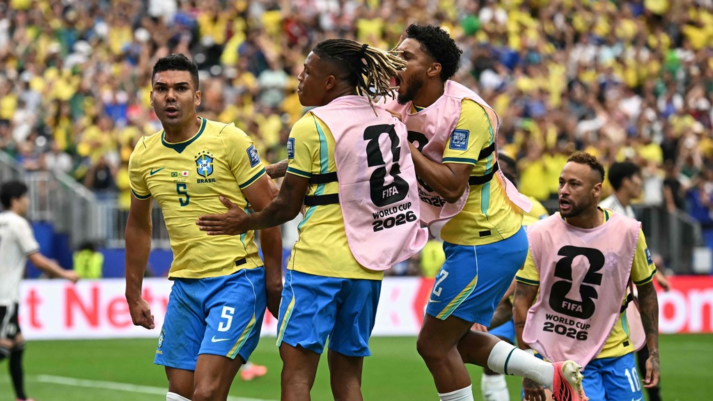 Casemiro no jogo do Brasil contra o Jap&atilde;o na Copa