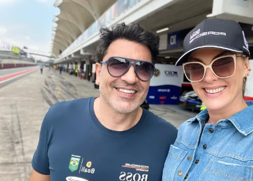 Ana Hickmann celebra 45 anos torcendo por Edu Guedes na pista