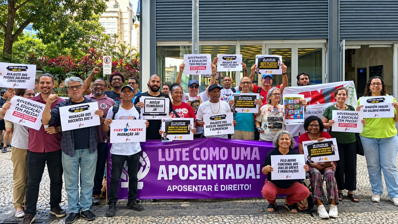 Servidores da rede estadual de ensino fazem manifestação em frente à Alerj