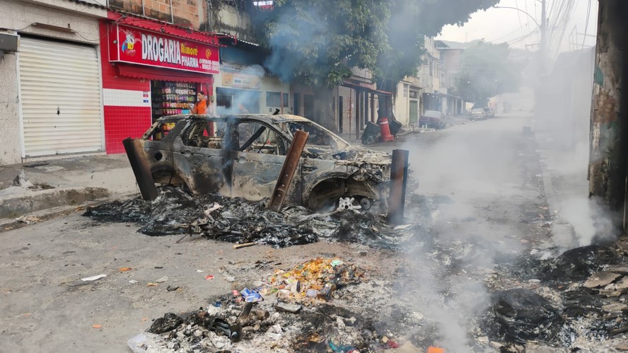 Carro é incendiado e usado como barricada durante operação no Complexo do Alemão
